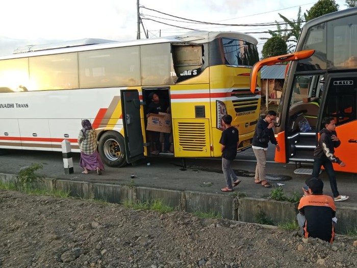 Bus study tour SMP Negeri 3 Depok, Sleman, yang kecelakaan tertimpa tiang listrik roboh di Bali, Sabtu (18/5/2024). Tampak kaca bagian belakang bus kuning pecah. Foto: dok. SMPN 3 Depok

